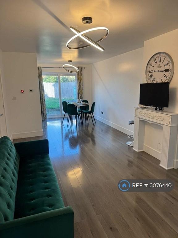 House Eynsham Close in Reading