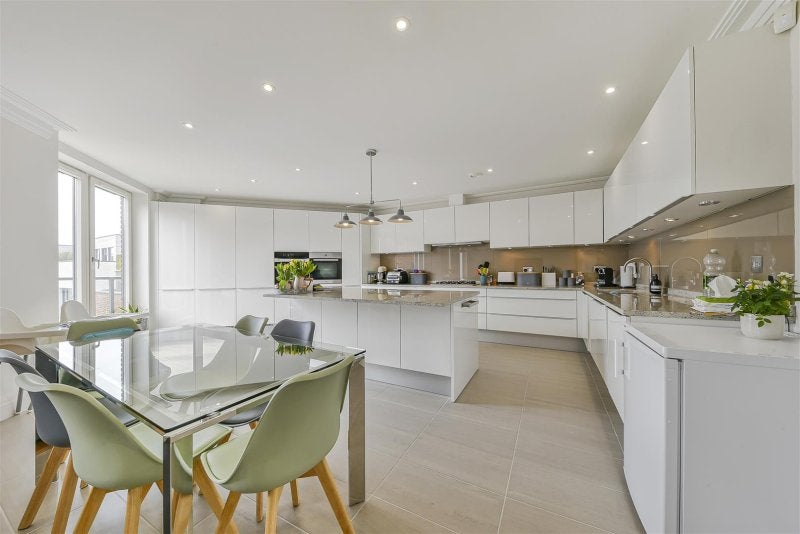 Flat Finchley Road in Greater London