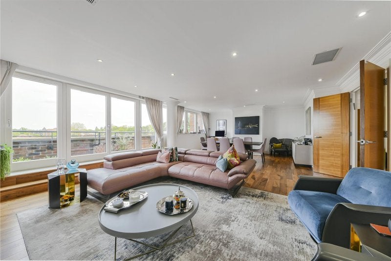 Flat Finchley Road in Greater London