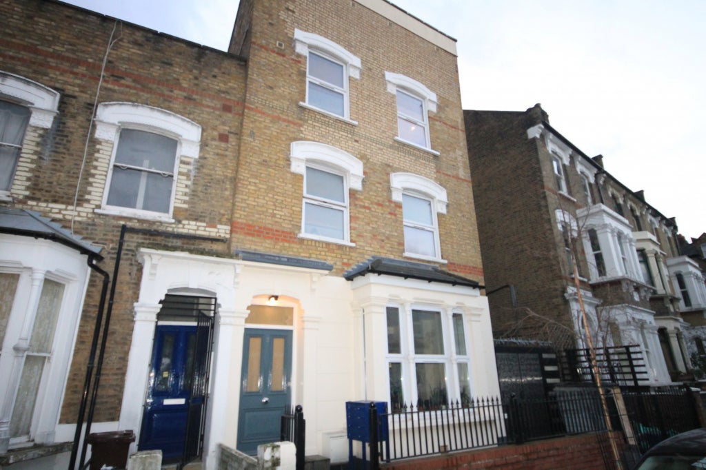 Flat Foulden Road in London