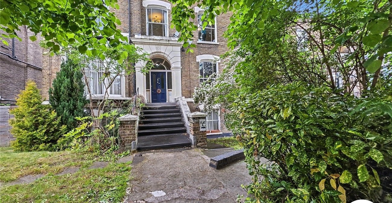 Flat Manor Park in Greater London