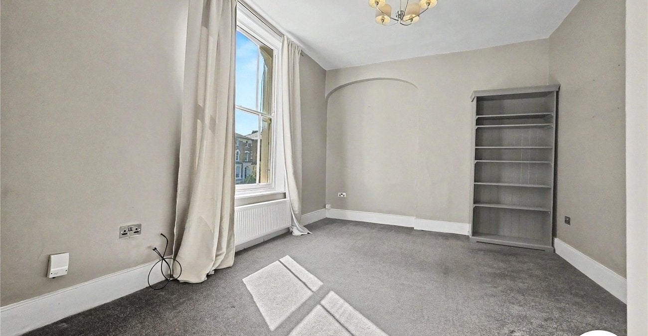 Flat Manor Park in Greater London