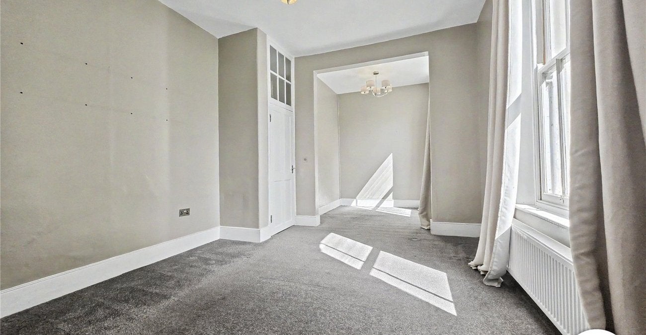 Flat Manor Park in Greater London