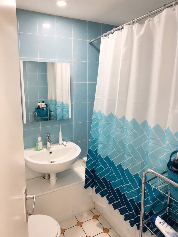 Room Shalfleet Drive in Greater London