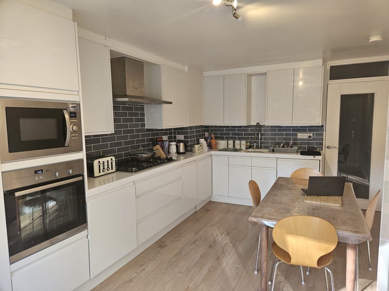 Room Tennyson Road in Greater London