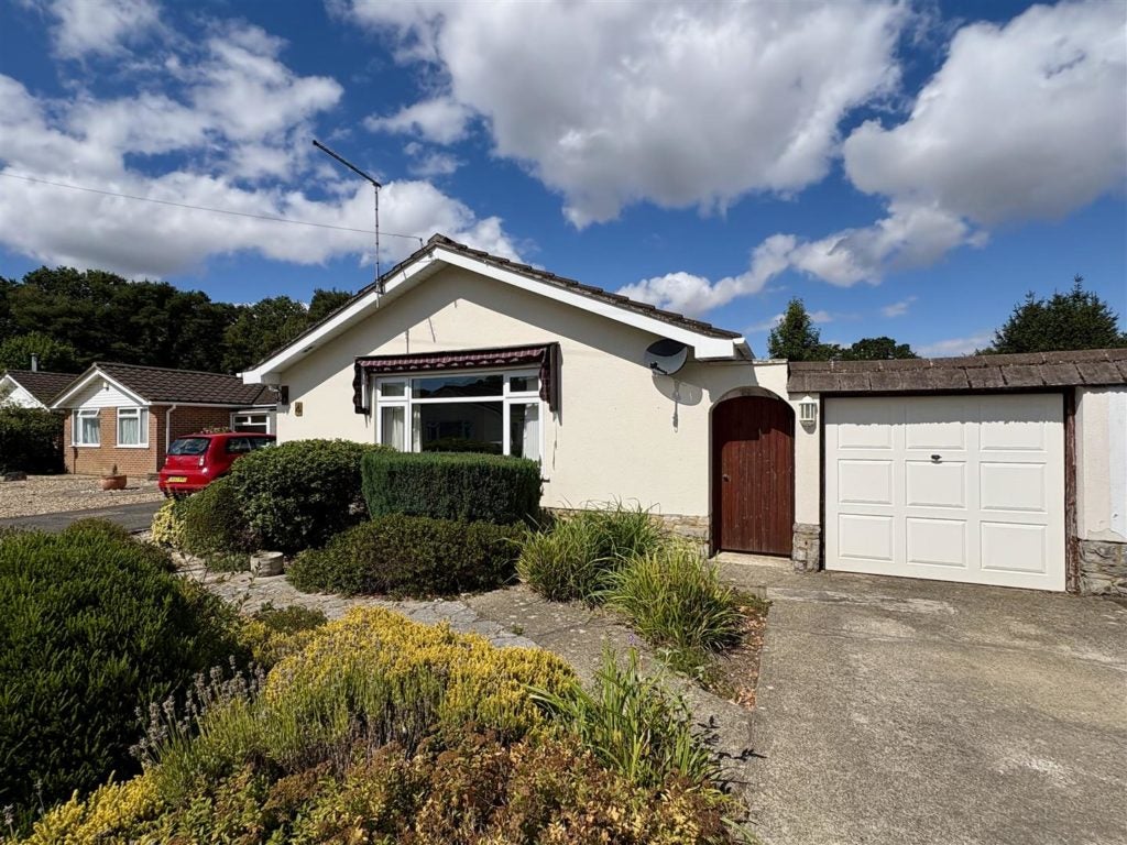 Flat Pennington Close in West Moors