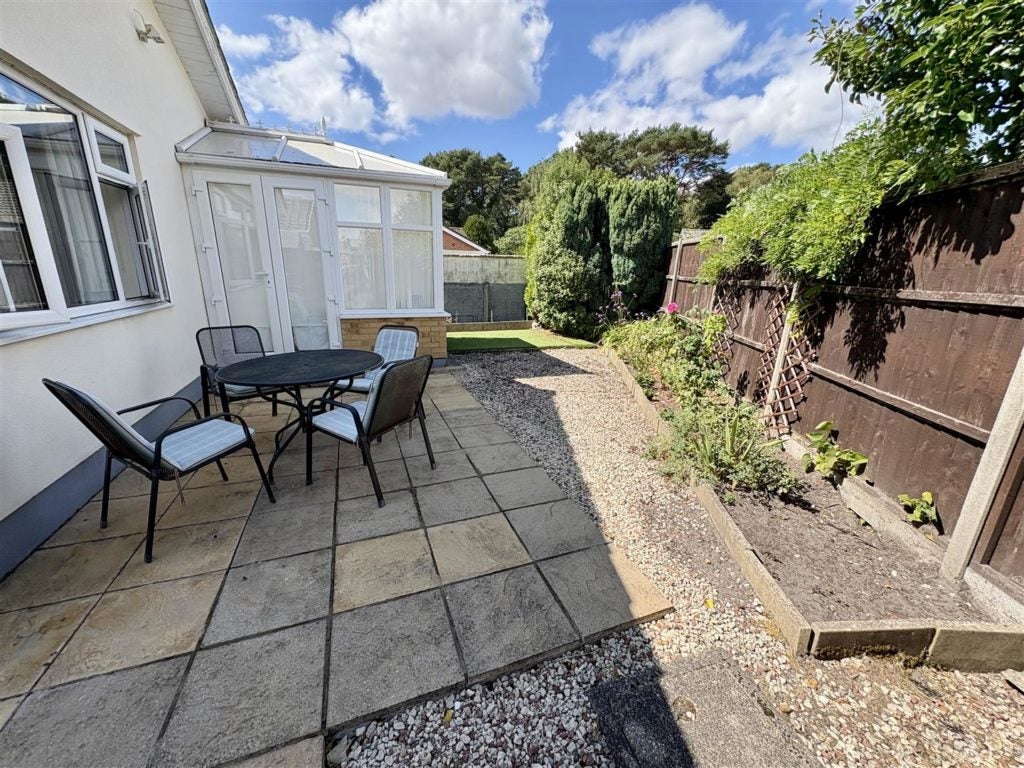 Flat Pennington Close in West Moors