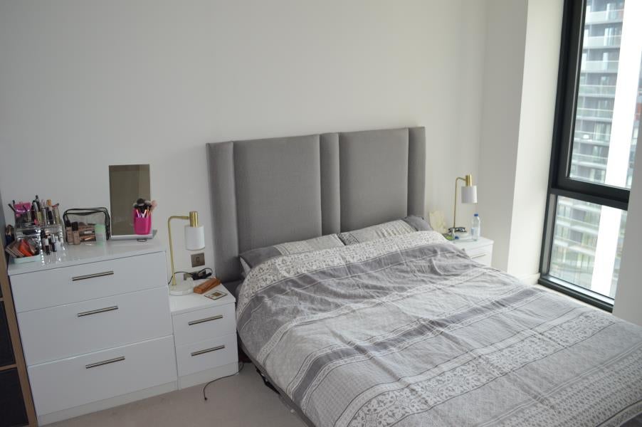 Flat Elvin Gardens in London