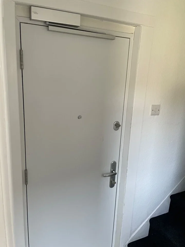 Flat Sarsfeld Road in Greater London