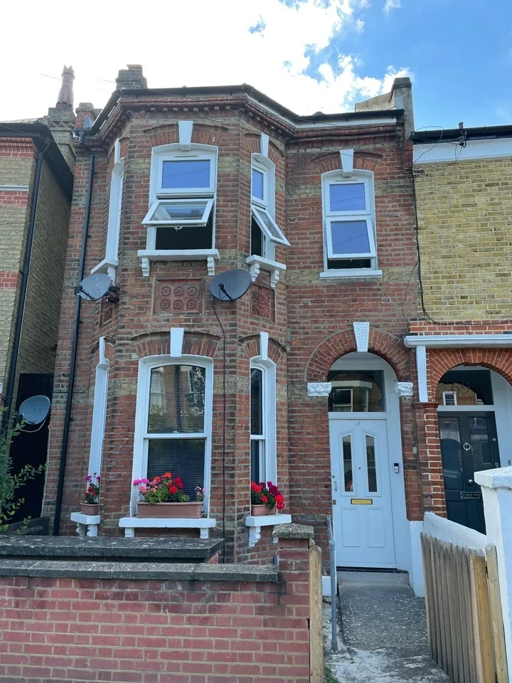 Flat Sarsfeld Road in Greater London