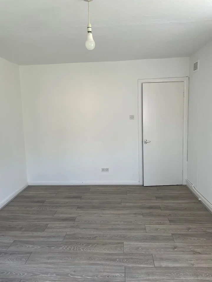 Flat Sarsfeld Road in Greater London