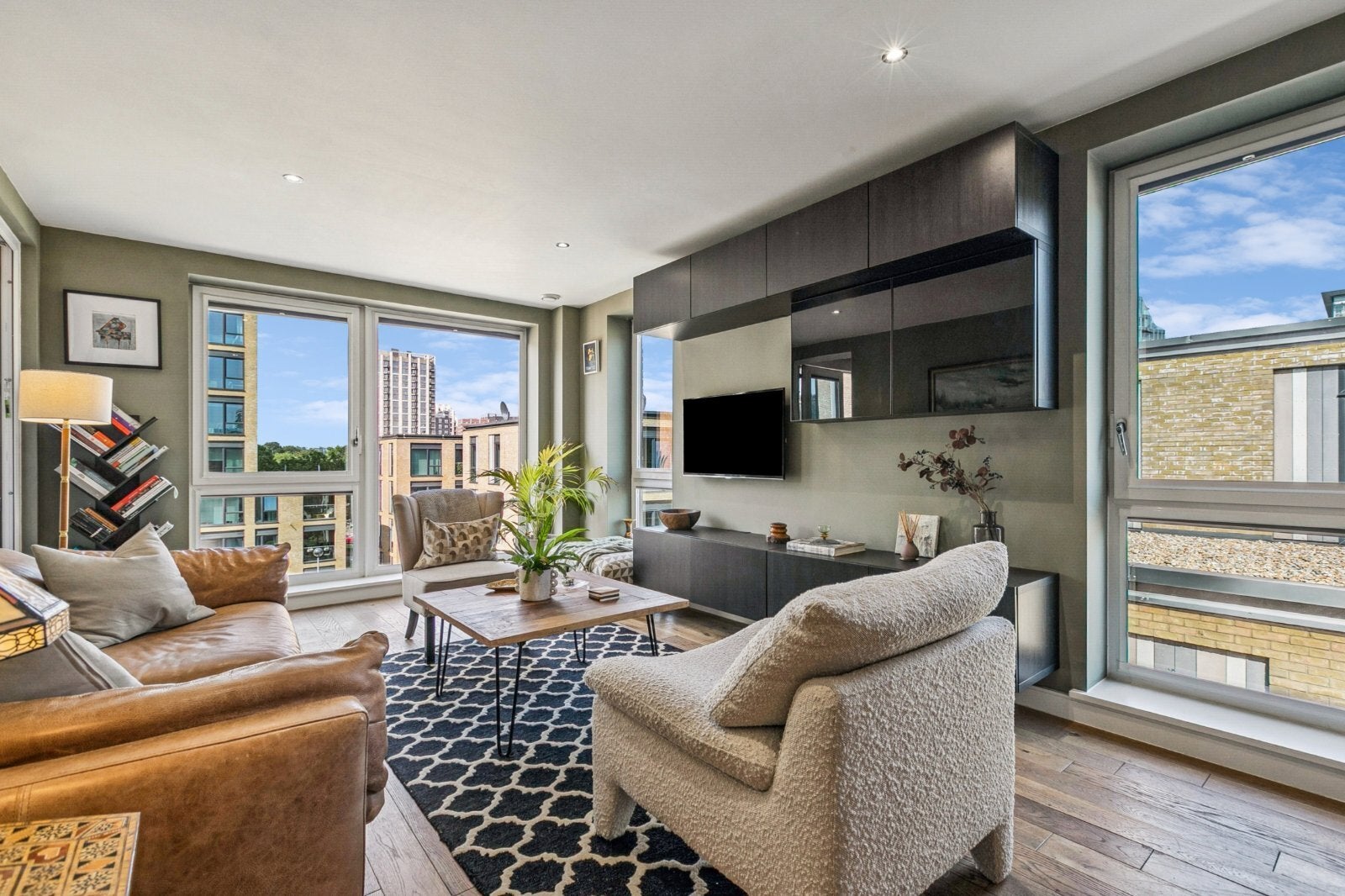 Flat Eltringham Street in Greater London