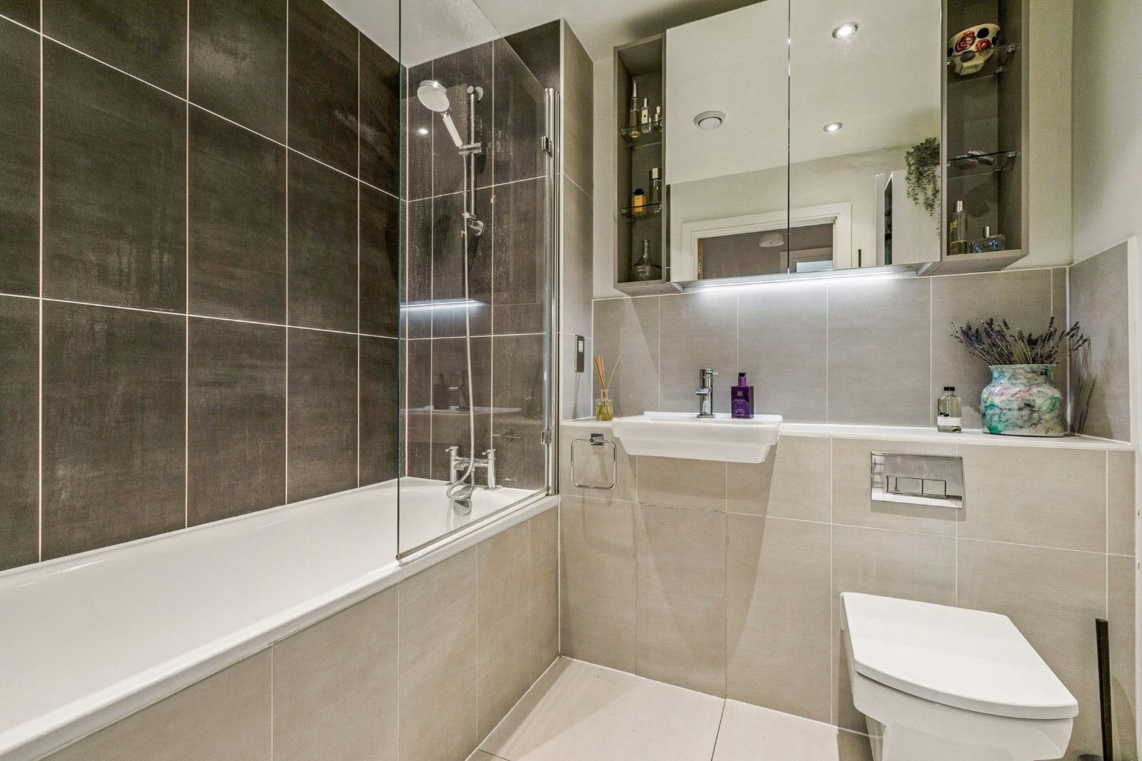 Flat Eltringham Street in Greater London