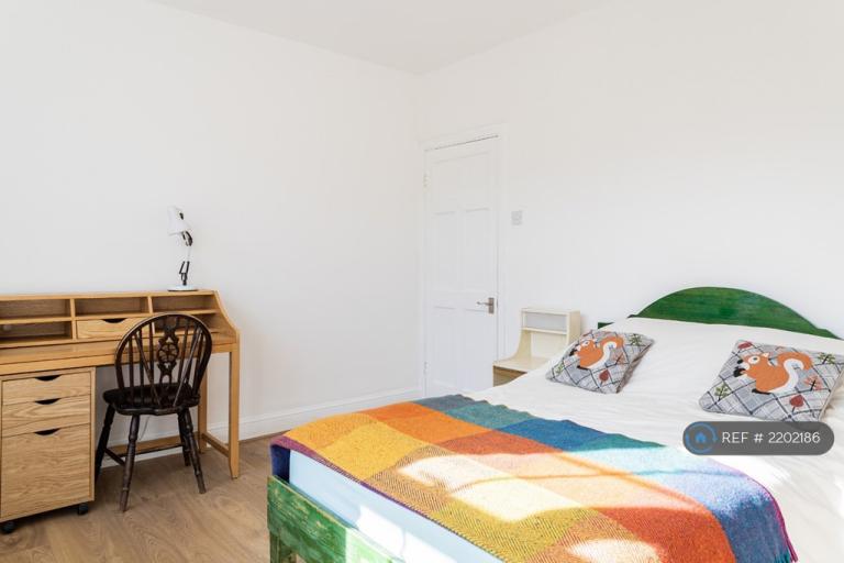 Flat Cranleigh Street in Greater London