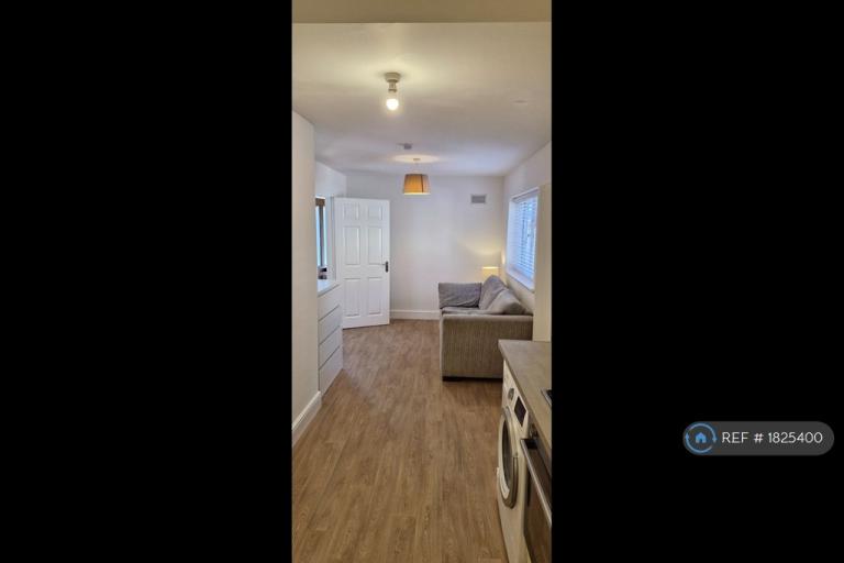 Flat Latimer Road in Bournemouth