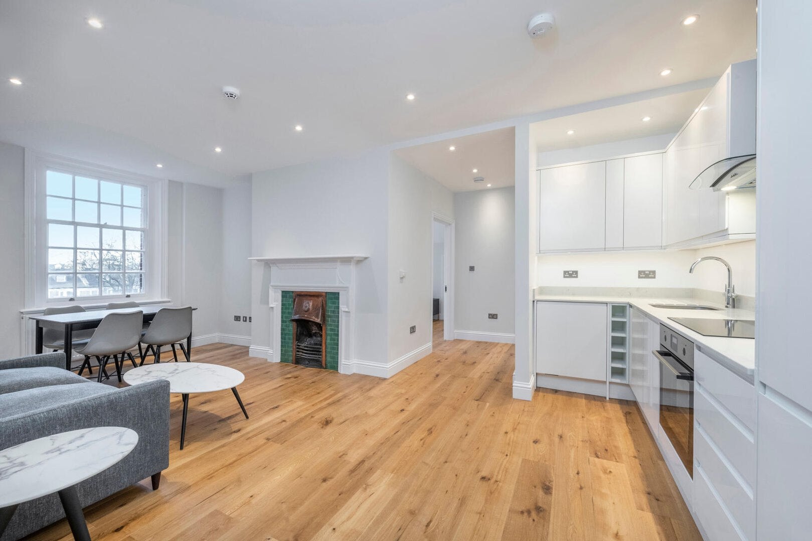 Flat Kensington High Street in Greater London