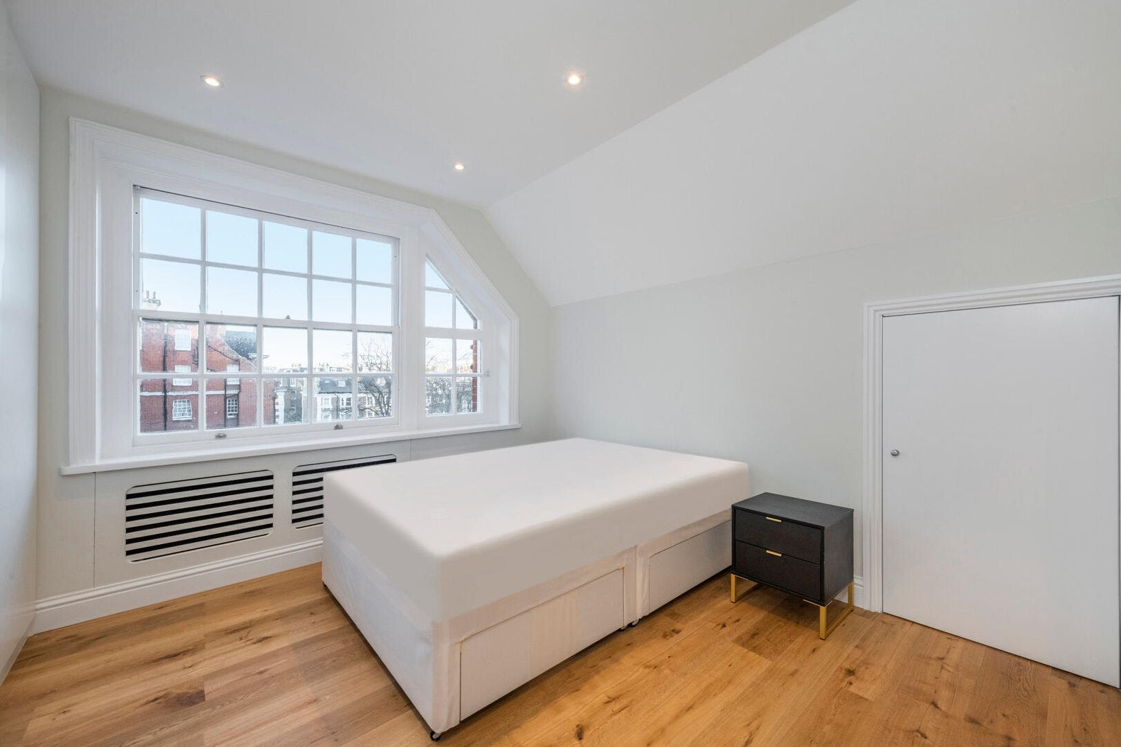Flat Kensington High Street in Greater London