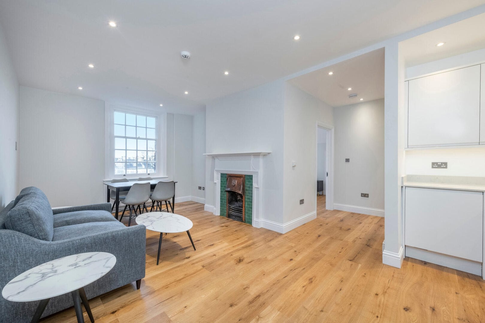 Flat Kensington High Street in Greater London