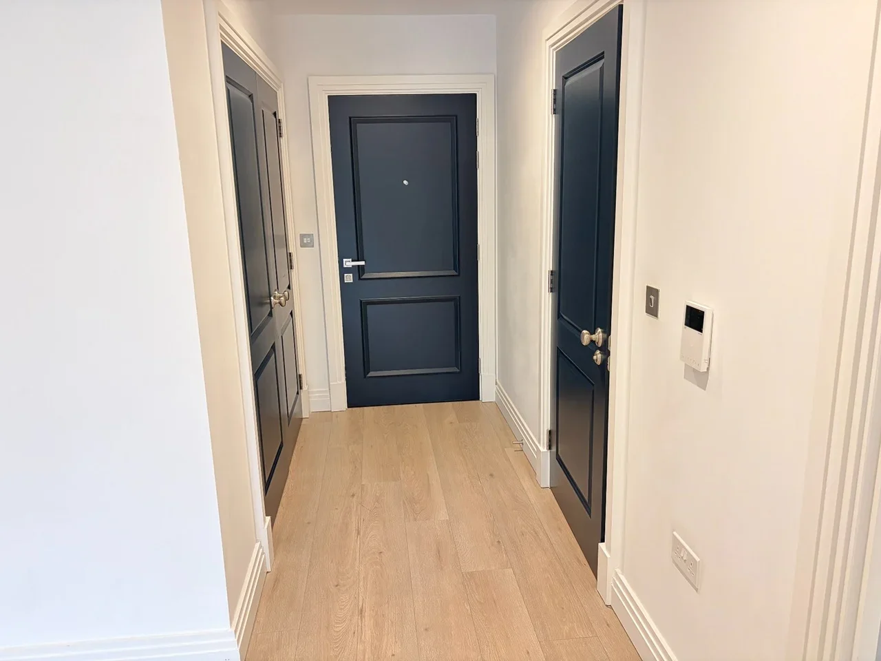 Flat Mattock Lane in Greater London