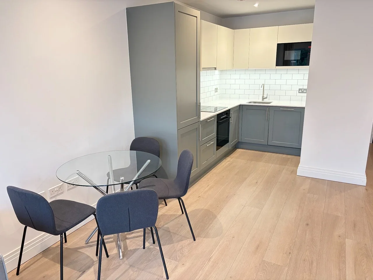 Flat Mattock Lane in Greater London