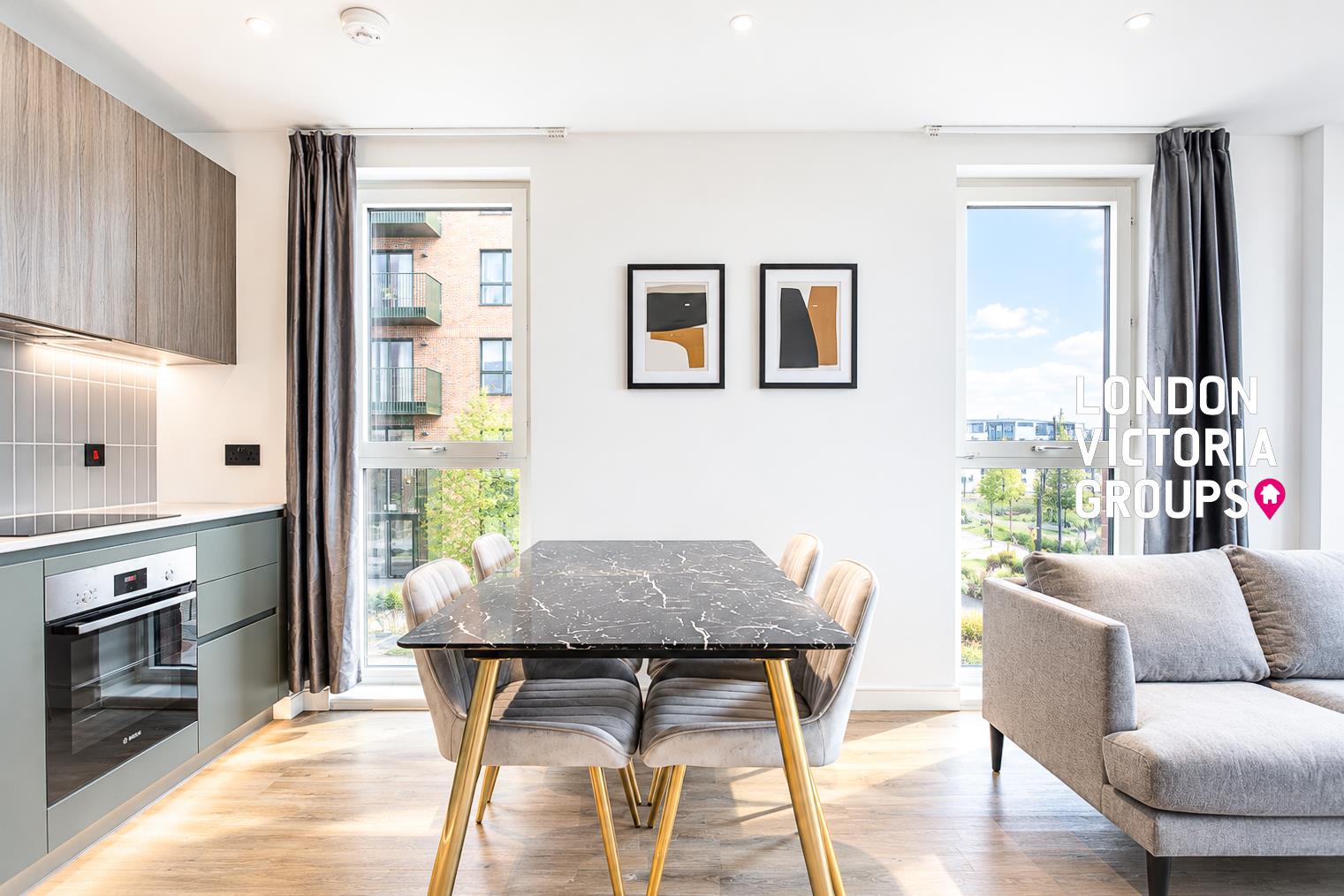 Flat Cedrus Avenue in Greater London