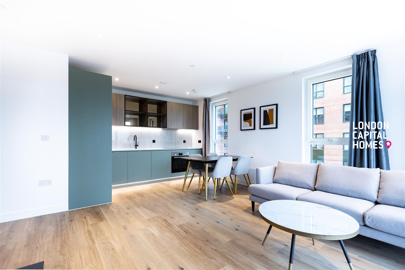 Flat Cedrus Avenue in Greater London