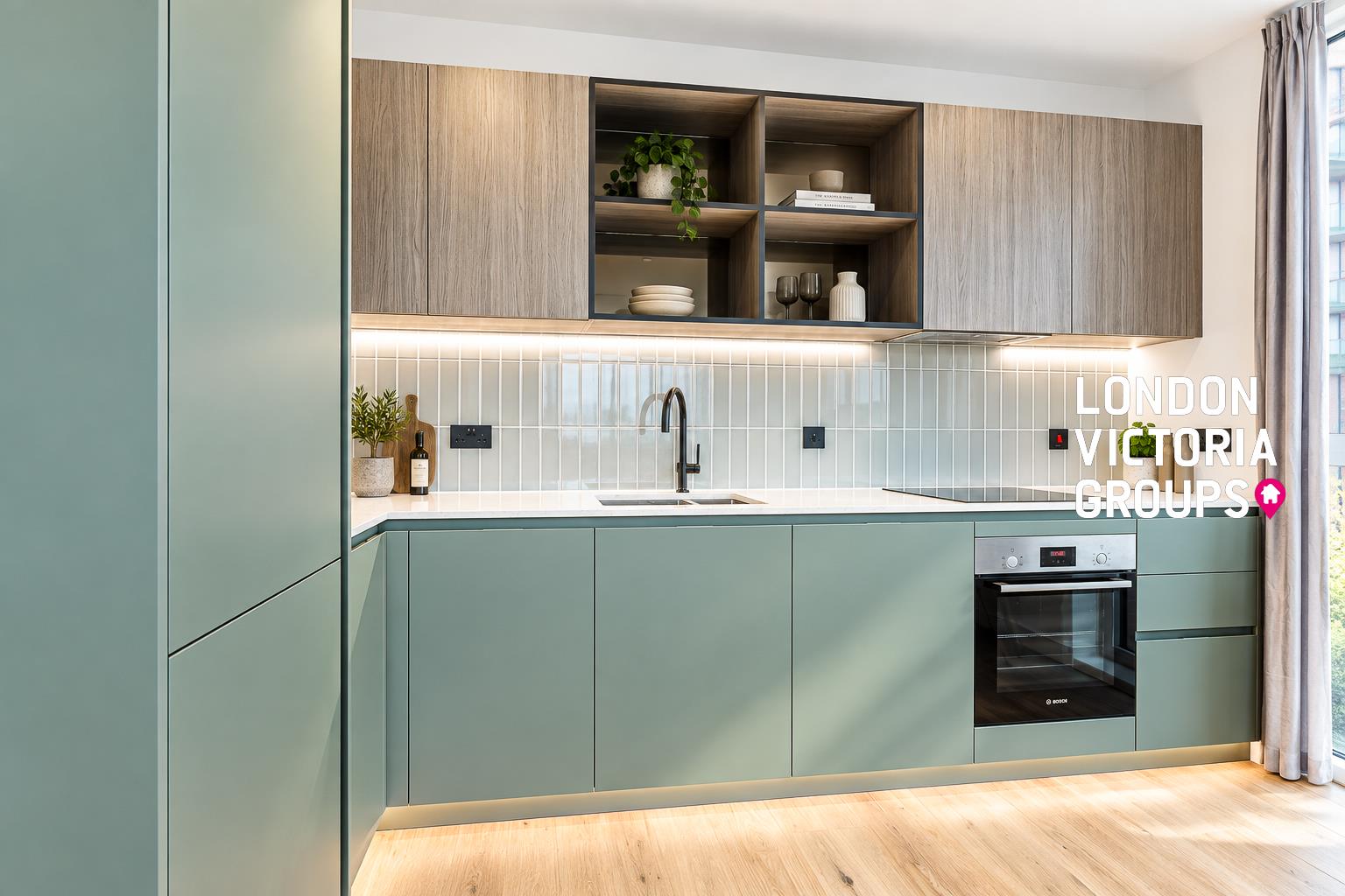 Flat Cedrus Avenue in Greater London