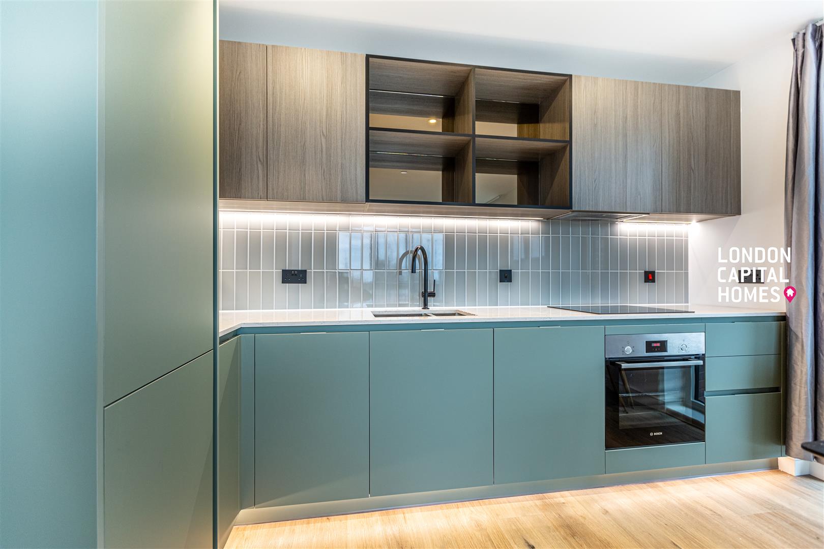 Flat Cedrus Avenue in Greater London