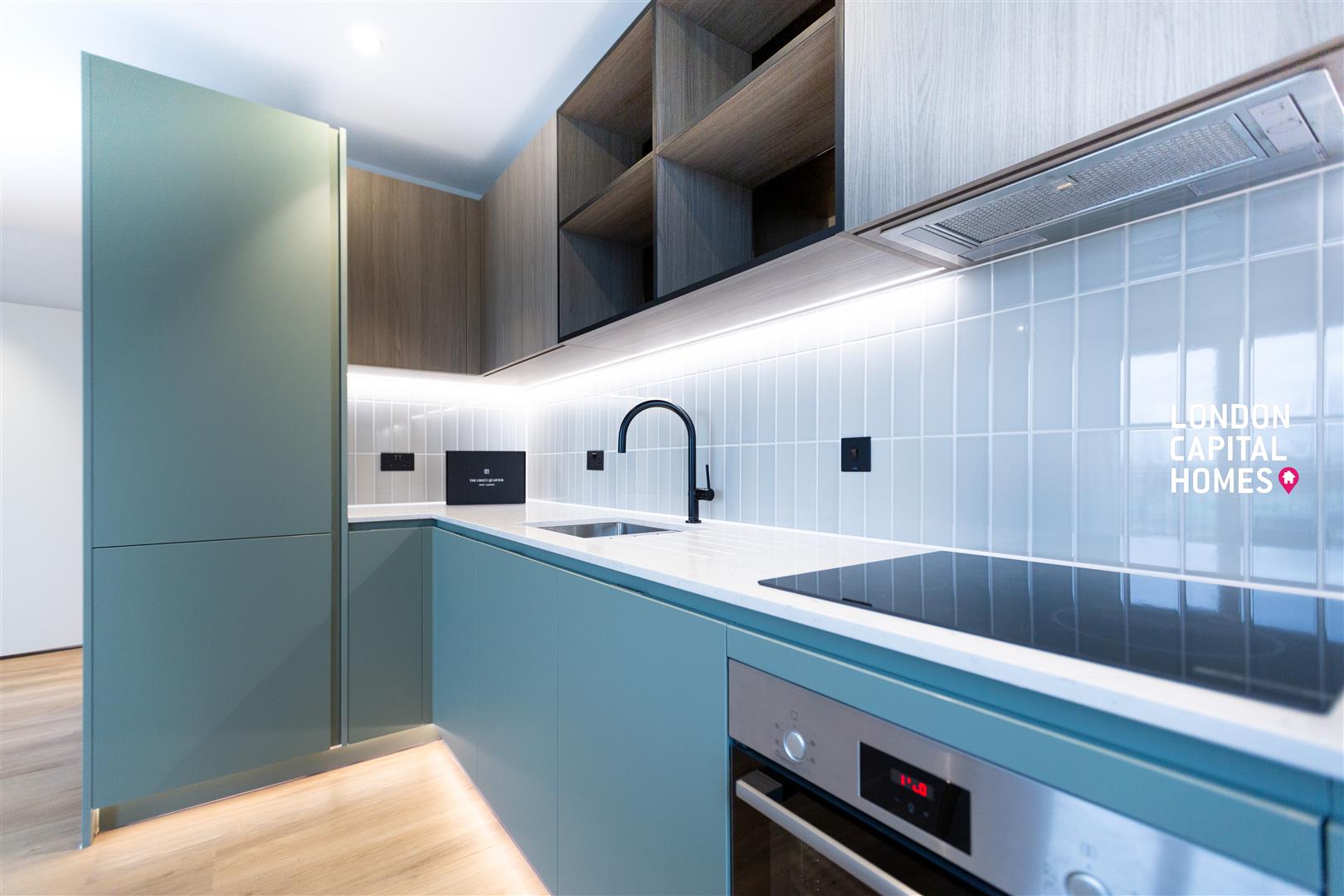 Flat Cedrus Avenue in Greater London