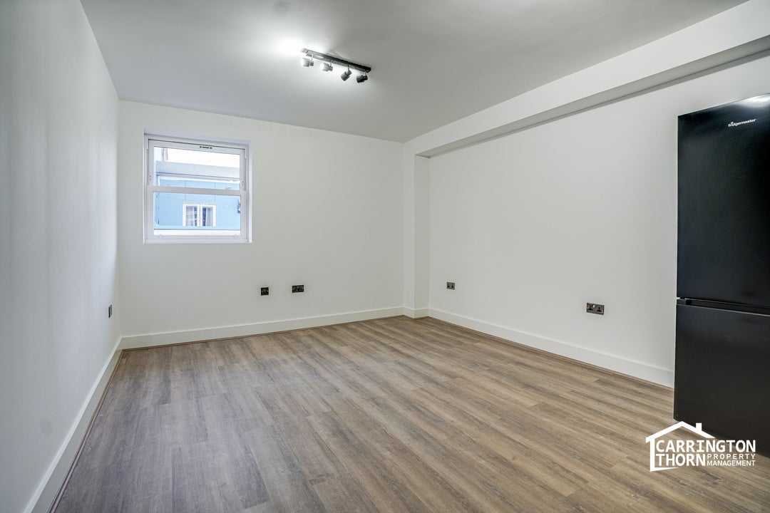 Flat Ladywell Street in Greater London
