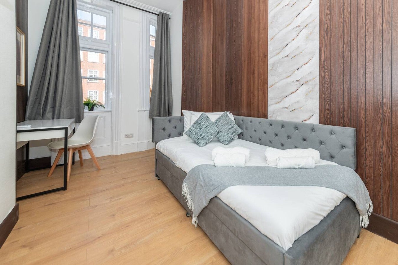 Flat Kensington High Street in Greater London