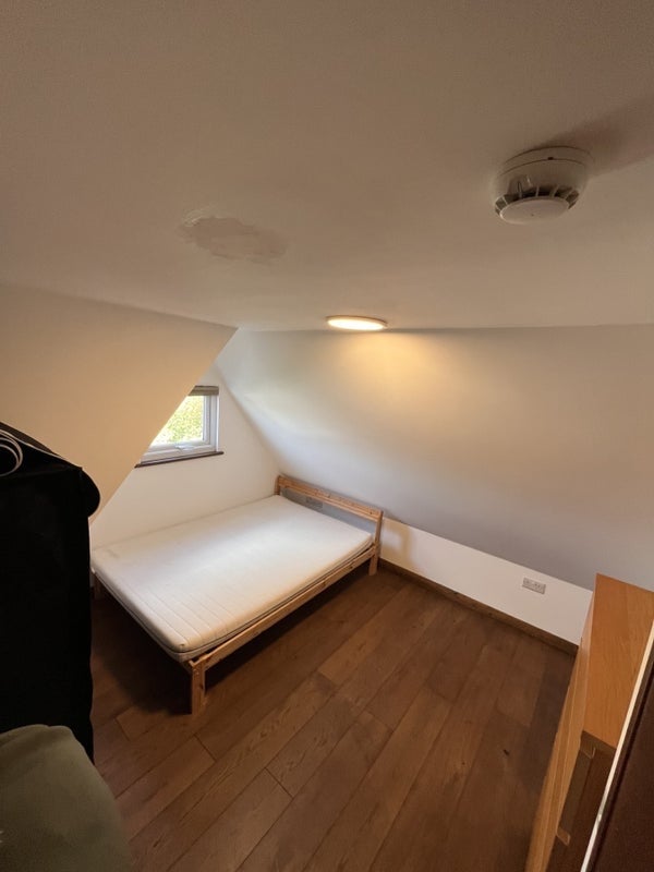 Flat Highfield Avenue in Greater London