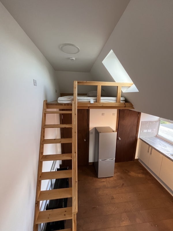 Flat Highfield Avenue in Greater London