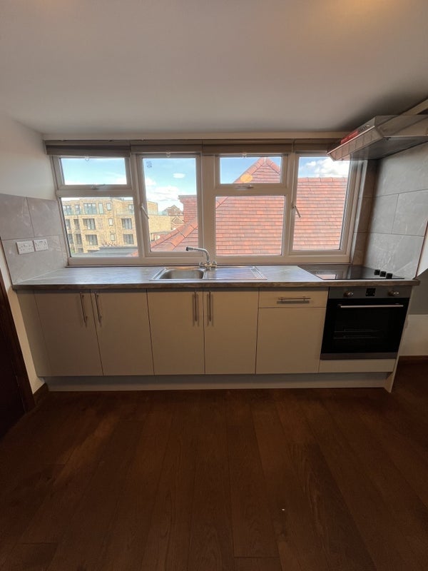 Flat Highfield Avenue in Greater London