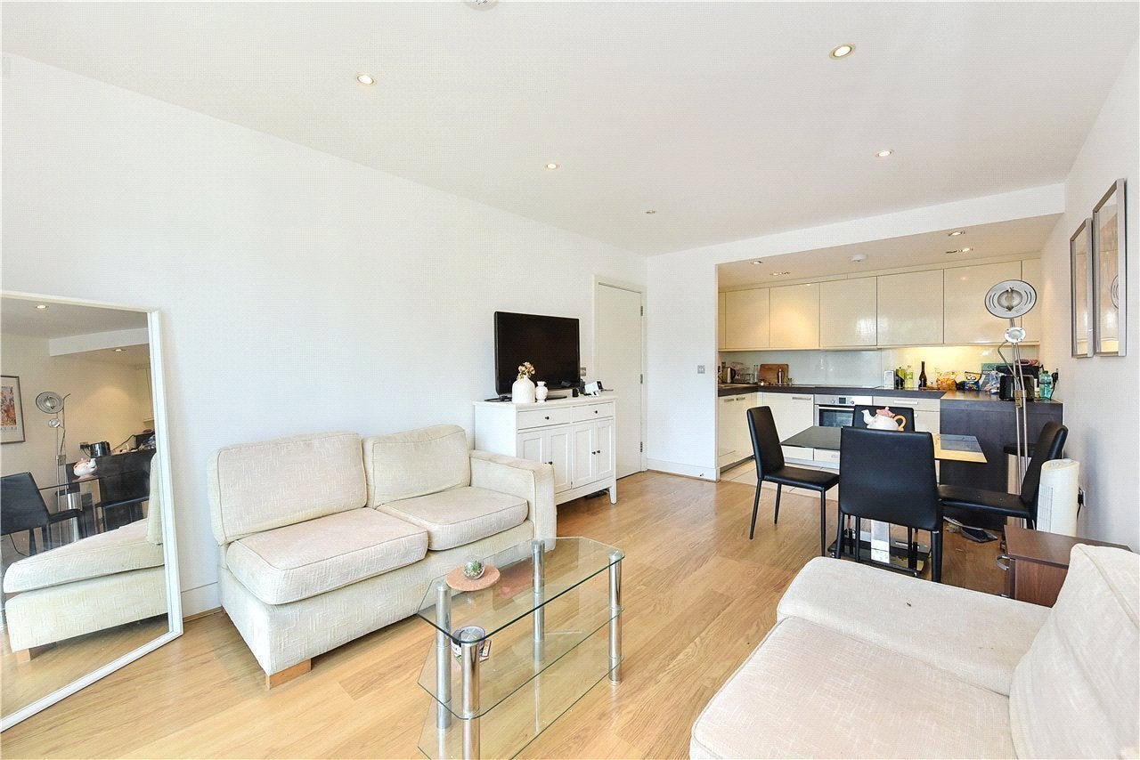 Flat Bridle Mews in Greater London