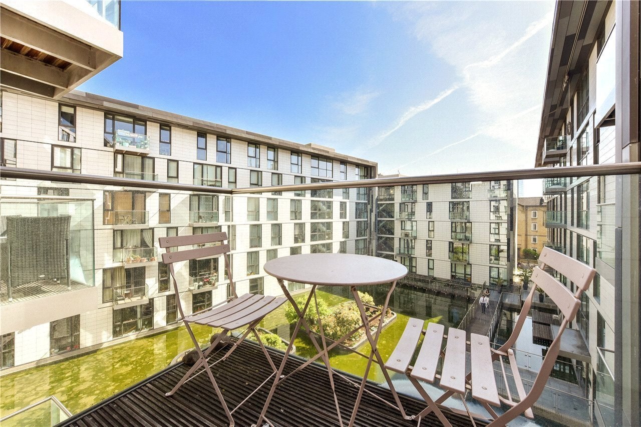 Flat Bridle Mews in Greater London