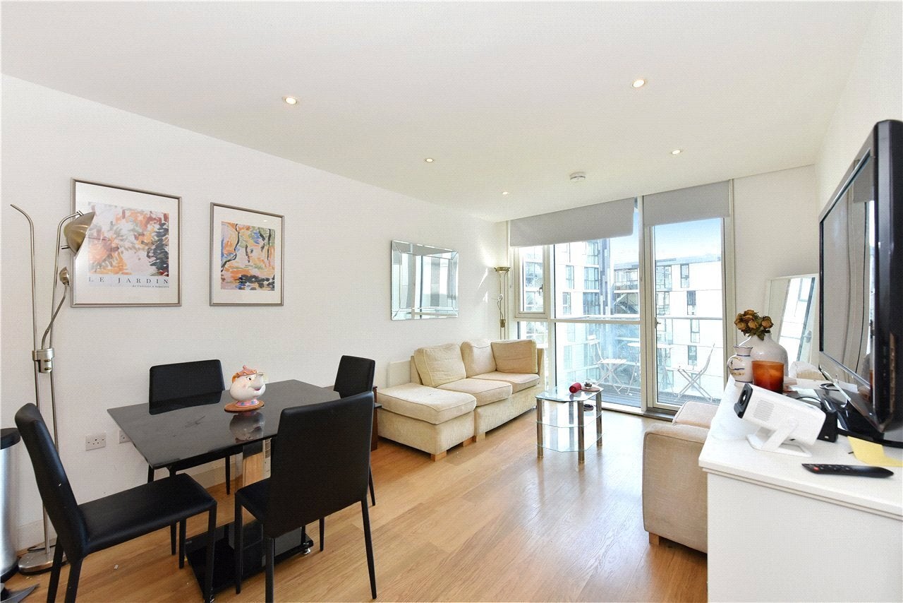 Flat Bridle Mews in Greater London