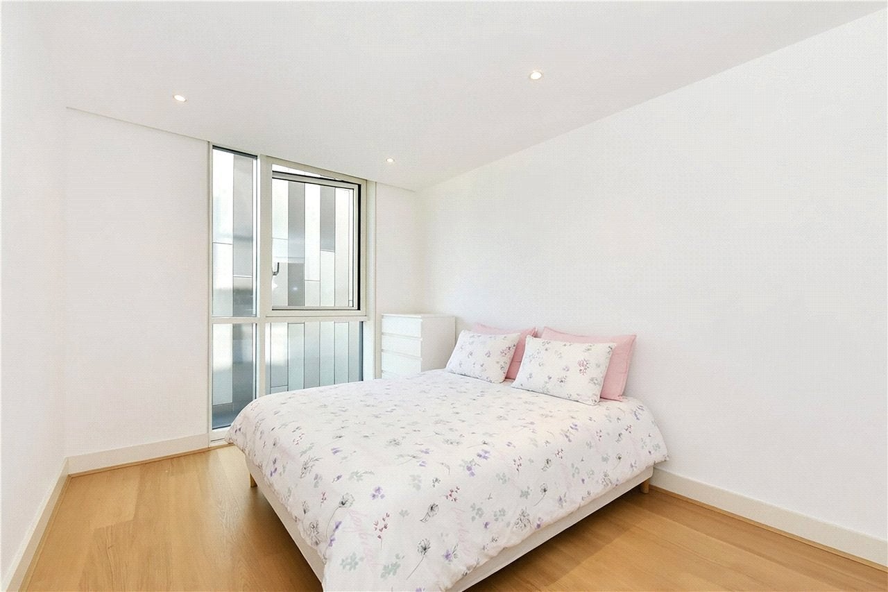Flat Bridle Mews in Greater London