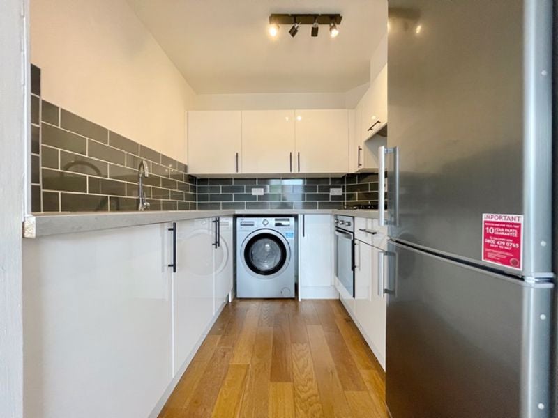 Flat Asher Way in Greater London
