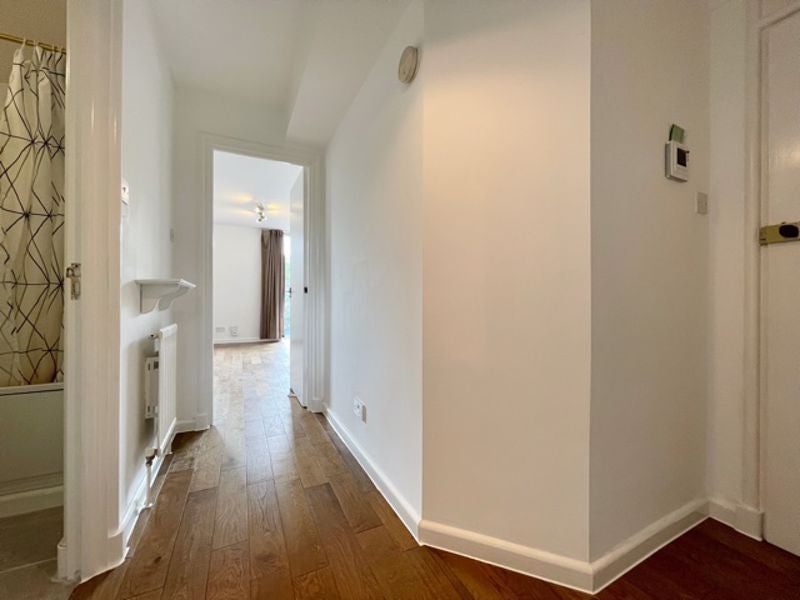 Flat Asher Way in Greater London