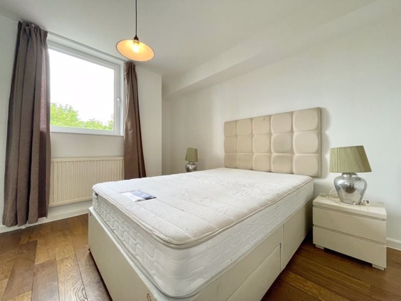 Flat Asher Way in Greater London