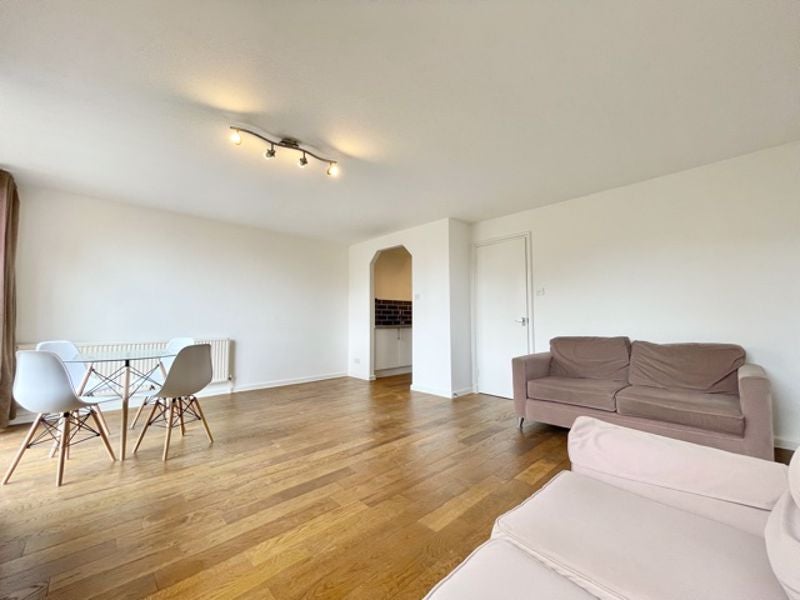 Flat Asher Way in Greater London