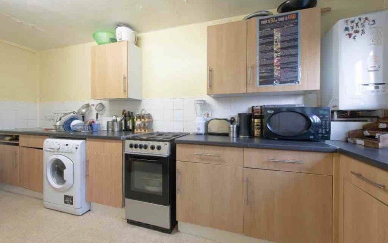 Room West Avenue in Greater London