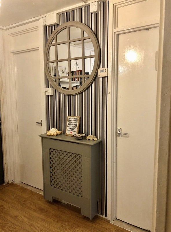 Room West Avenue in Greater London