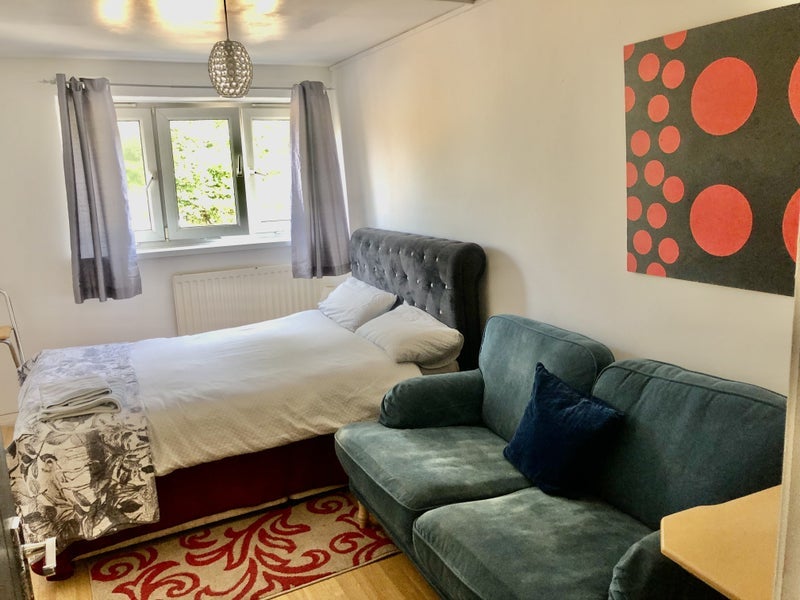 Room West Avenue in Greater London