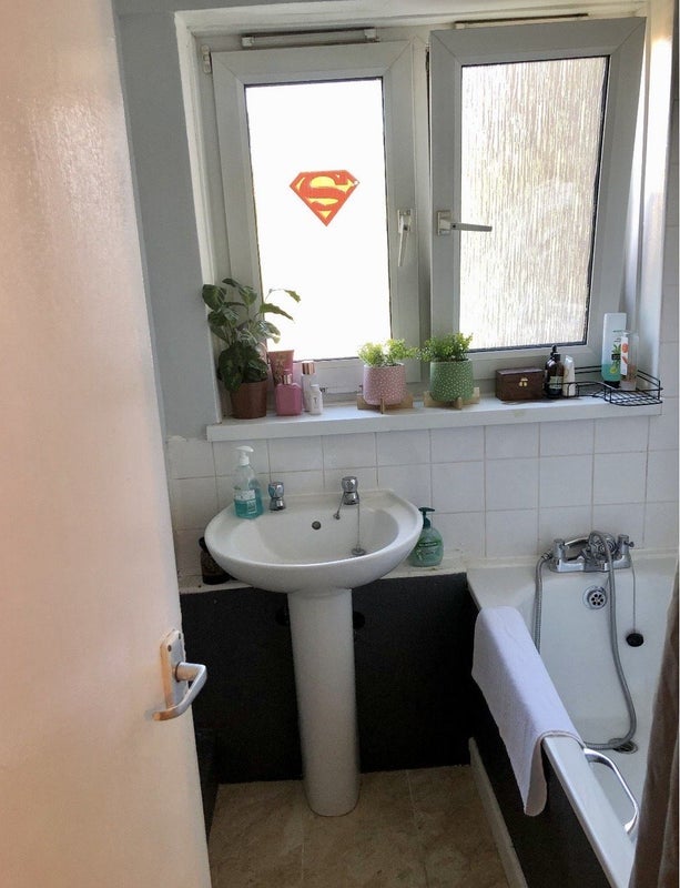Room West Avenue in Greater London