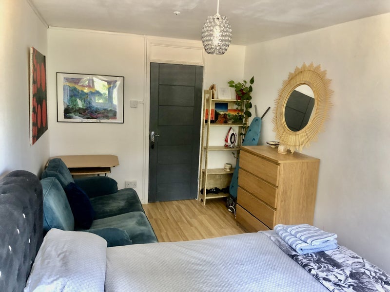 Room West Avenue in Greater London