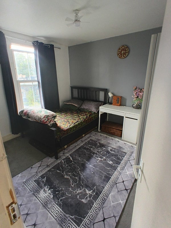 Room Dunlace Road in Greater London