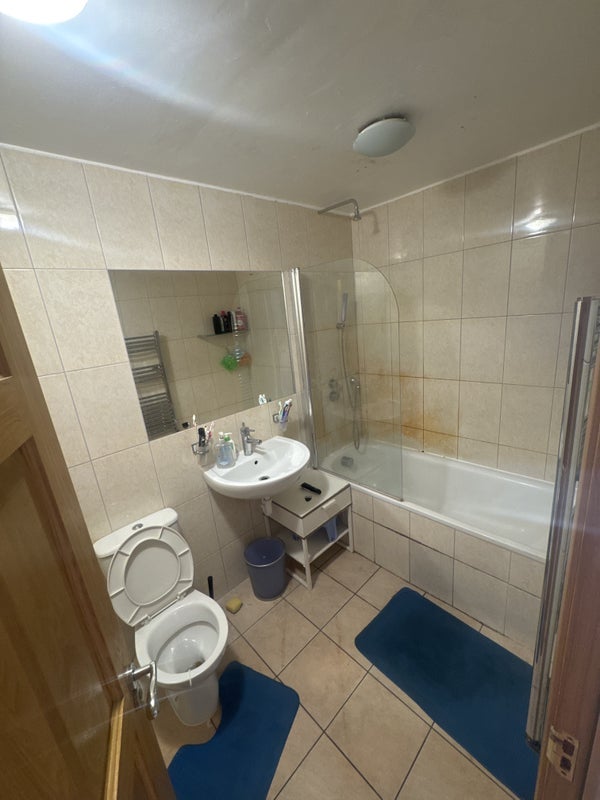 Room Salisbury Close in Greater London
