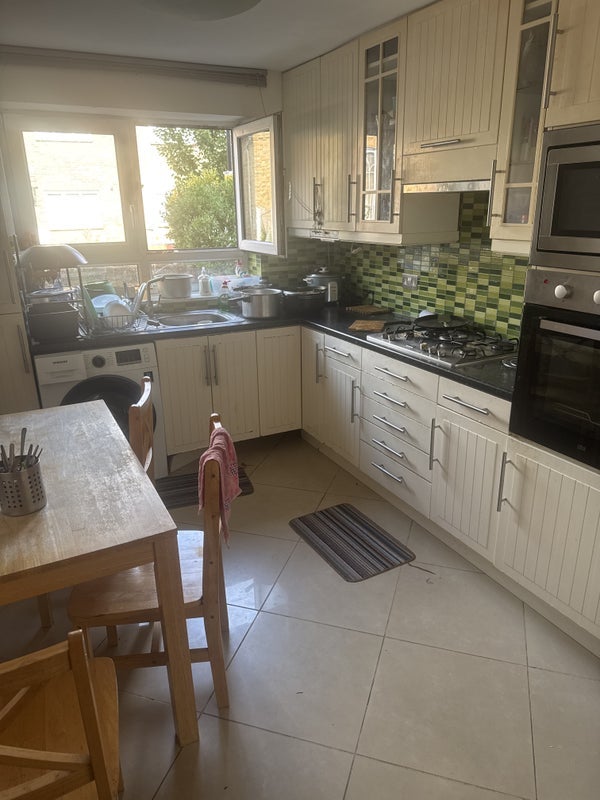 Room Salisbury Close in Greater London